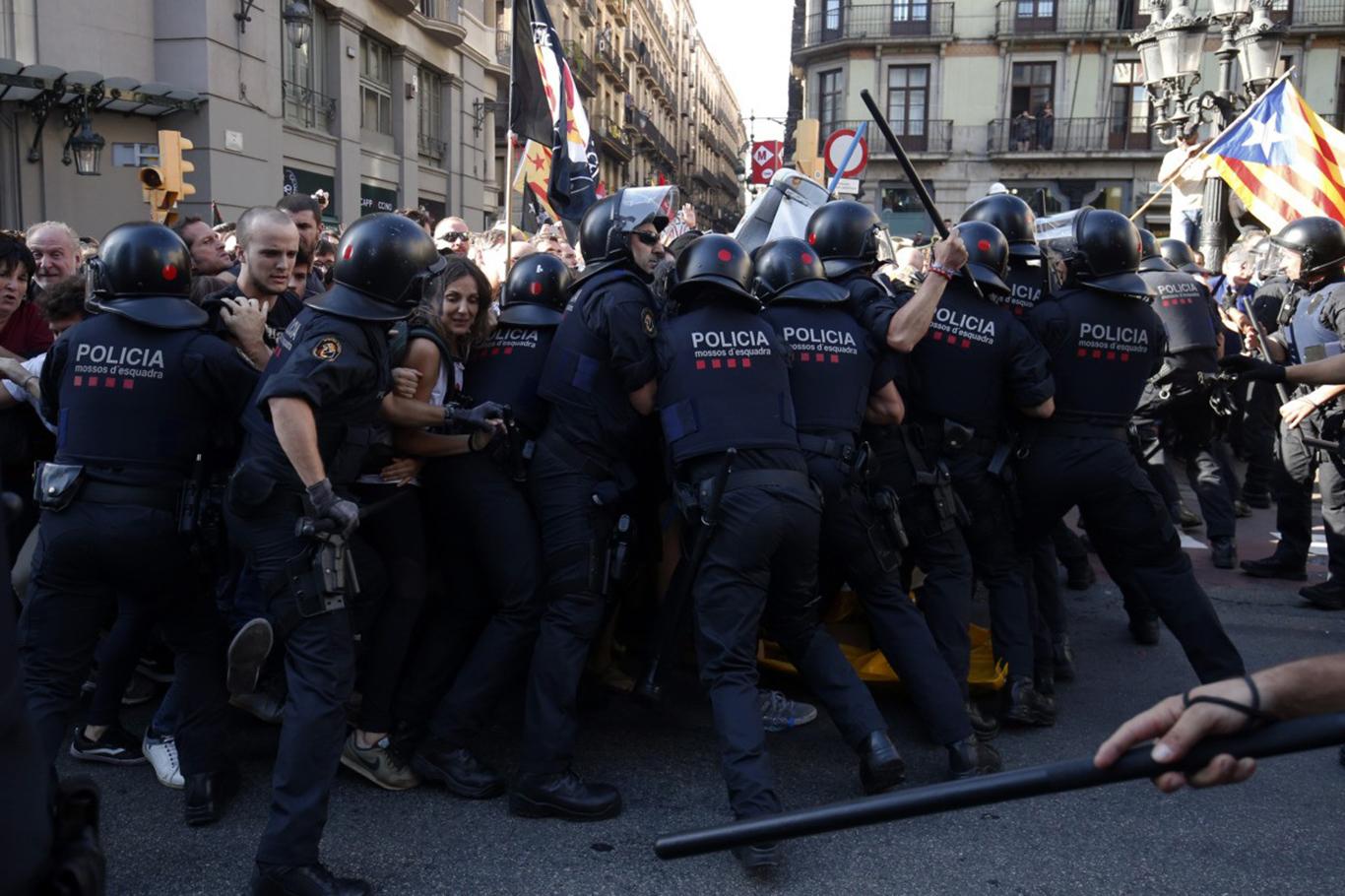 İspanya'da ayrılıkçılar polisle çatışıyor: 400 yaralı